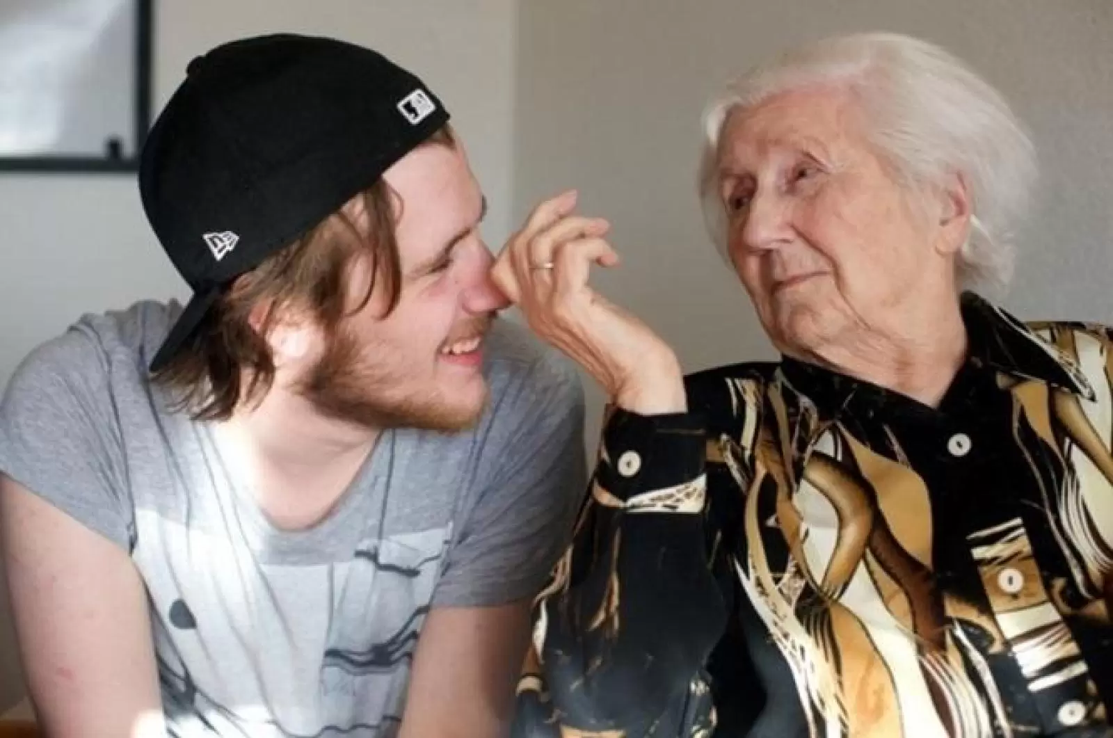 Casa de repouso na Holanda abriga universitários em troca de companhia   