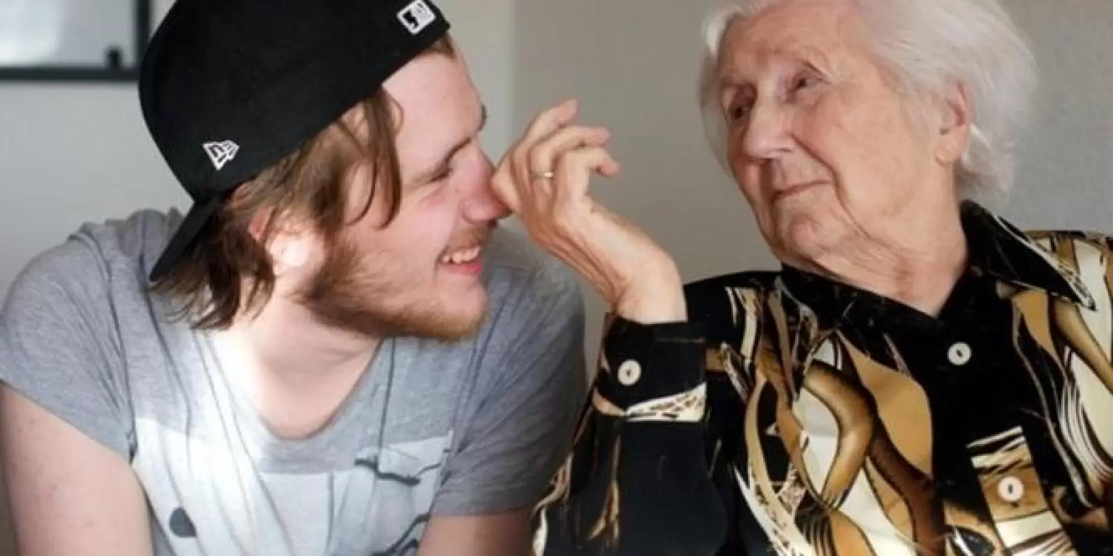 Casa de repouso na Holanda abriga universitários em troca de companhia   