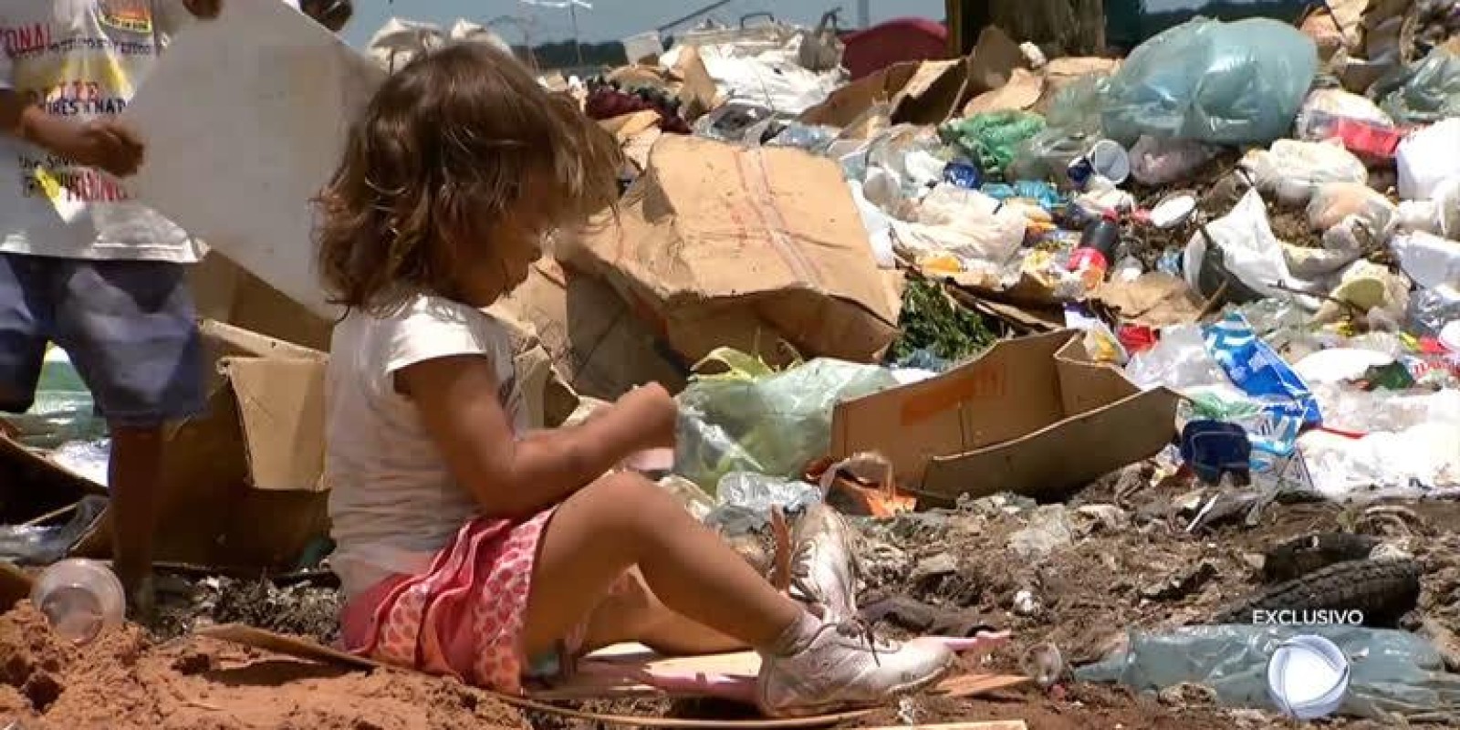 Repórter Record Investigação mostra o retrato desumano de crianças que trabalham em lixão no Ceará